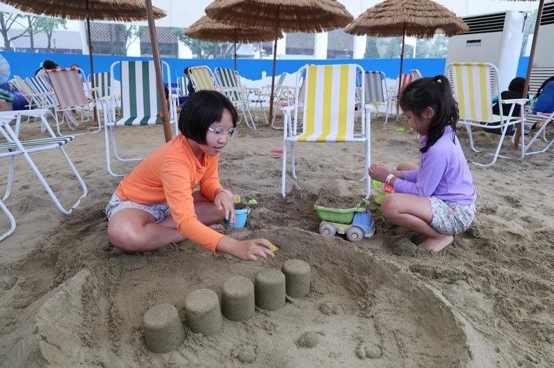 Scorching heat wave turns city spots into urban oases