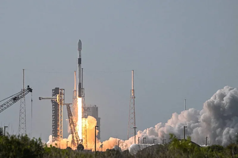 Human moon landings could be in peril from space junk
