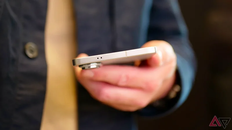 Samsung's thinnest phone drops to just $570