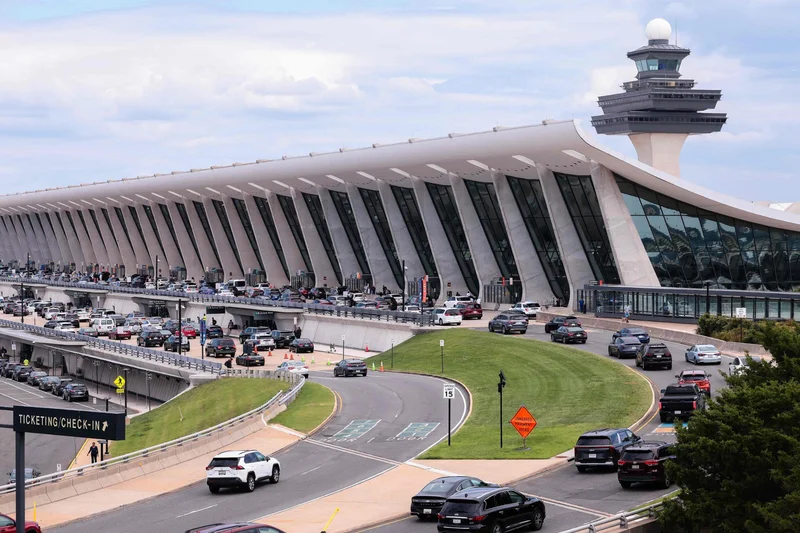 Trump announces $22.5 bil. makeover of Dulles airport