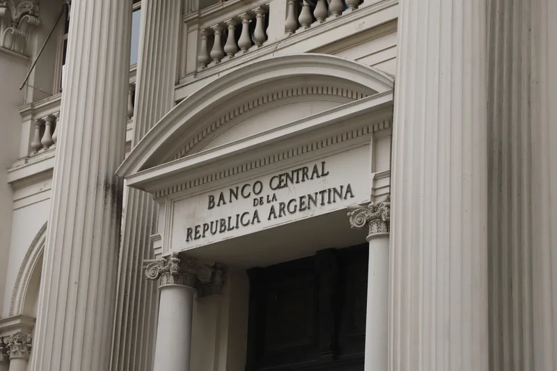 Argentina’s Central Bank Pauses Dollar-Buying Streak After IMF Praise