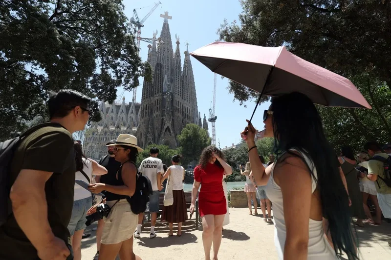 Intense summer heatwaves drive visitors away from Spain