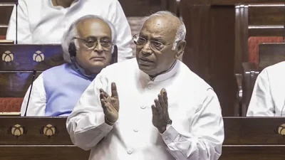 'देश अराजकता की ओर, सदन में बोलने नहीं दिया जा रहा', NEET प्रोटेस्ट पर खड़गे ने सरकार को घेरा