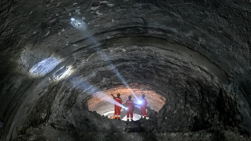 China completes first high-speed rail tunnel under the Yangtze River