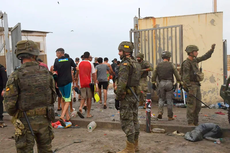Thousands of people return to Morocco after crossing the border into Ceuta