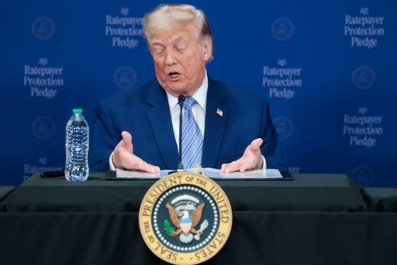 Trump imposes new tariffs of between 10% and 12.5% on 60 countries to preserve his trade wall