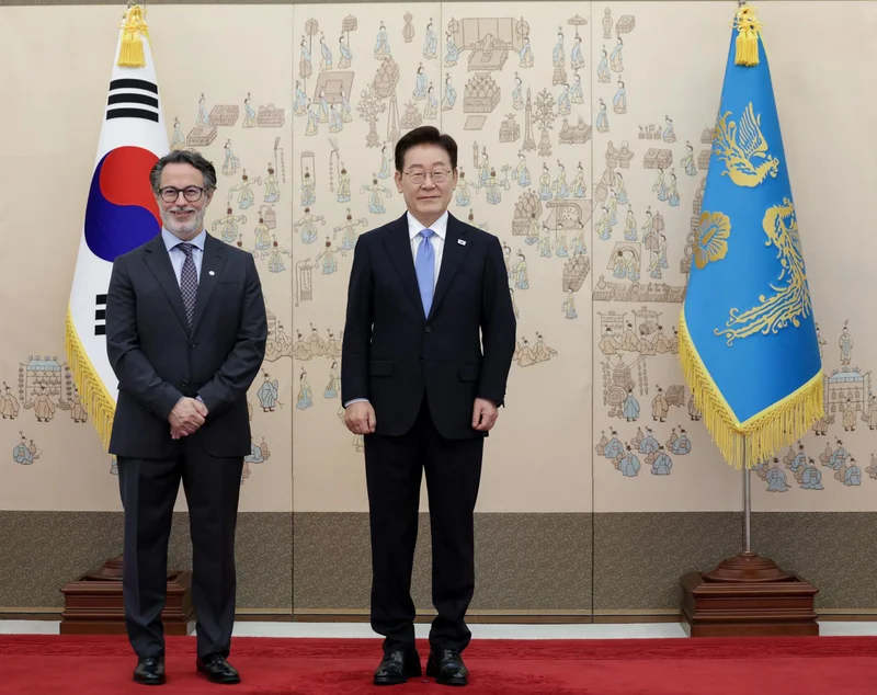 Lee receives letters of credence from 8 new foreign ambassadors