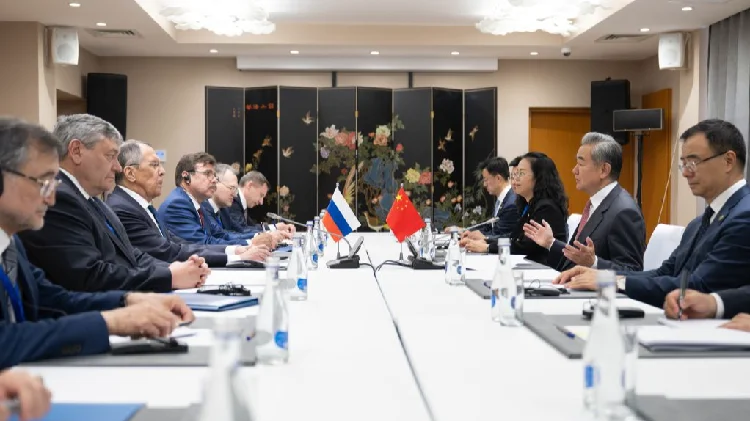 Chinese FM Wang Yi meets Russian counterpart