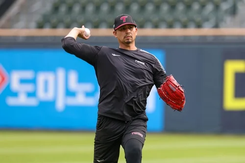 Ex-Cy Young contender Carrasco embracing weight of expectations in KBO