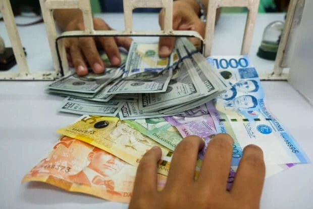 Peso falls to 61.8/$1