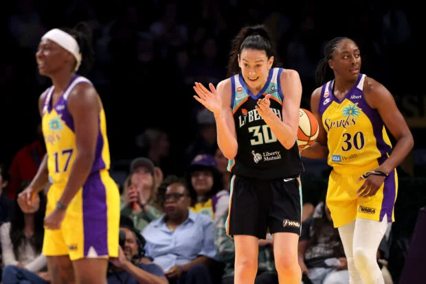 WNBA: Breanna Stewart, Sabrina Ionescu lead Liberty past Sparks