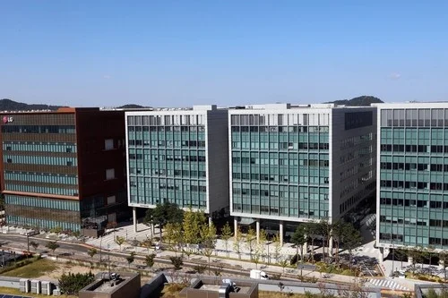 (LEAD) LG Innotek Q2 net jumps more than 2,000 pct amid chip boom