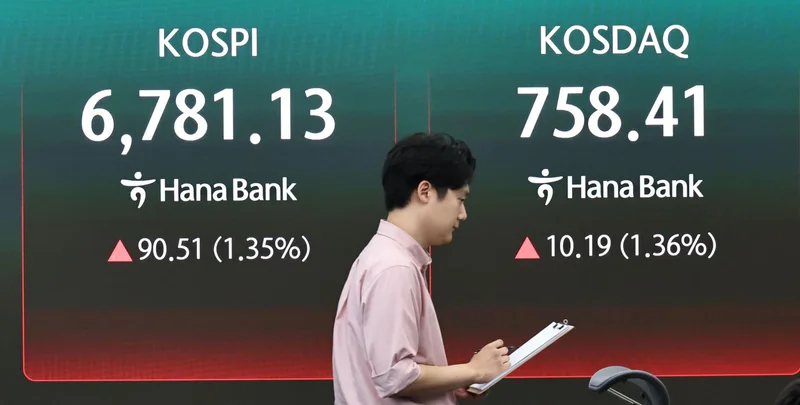 Seoul shares turn lower late Monday morning on tech slide