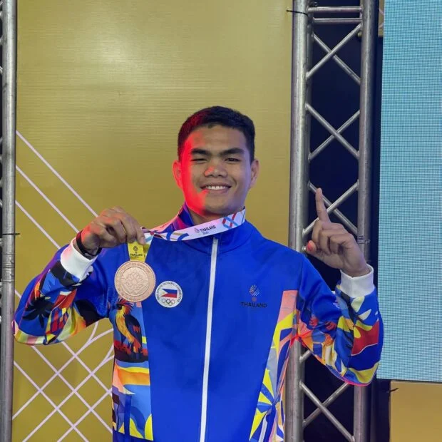 Talisay City's boxing pride Fajardo turns pro, joins Sanman Boxing