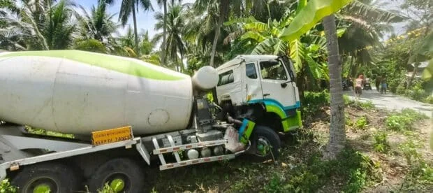 Truck helper killed after mixer truck rolls backward in Samboan