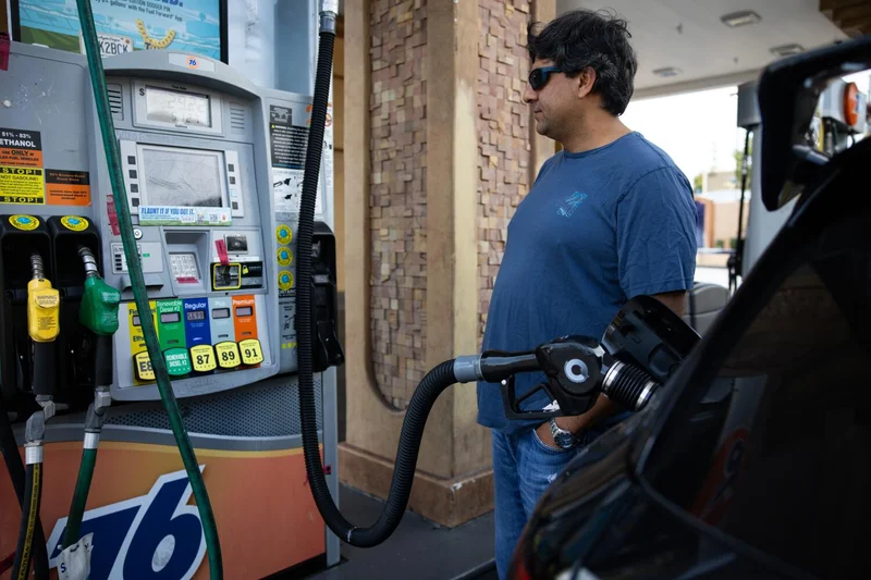 L.A. gas prices are crazy again. Here's how to find the few pumps that are slightly more sane
