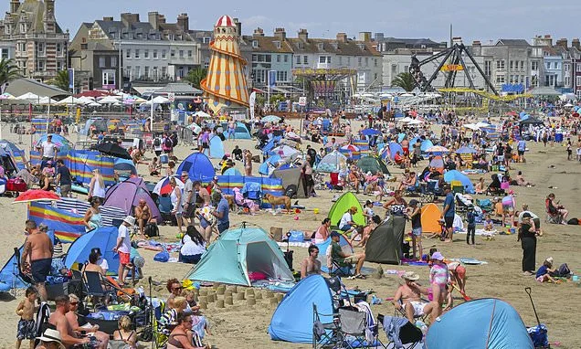 UK could bake in its fourth heatwave this week with temperatures peaking at 35C, forecasters warn