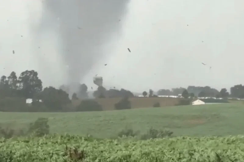 Video: Tornado rips through Kentucky farm in path of destruction
