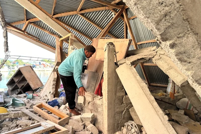 Businesses reopen after eastern Indonesia earthquake displaced thousands