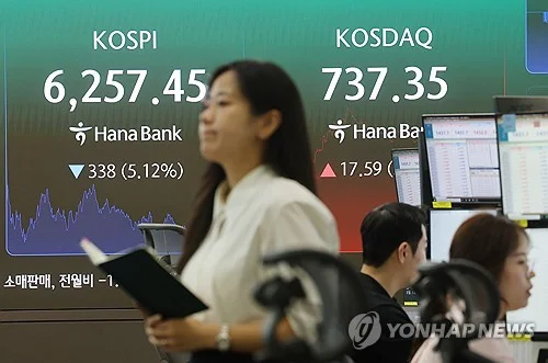 (2nd LD) Seoul stocks dip over 5 pct on chip sell-off after record surge