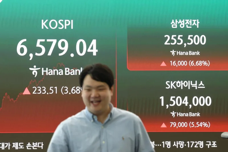 Samsung, SK hynix could deliver record $212 bil. in shareholder returns: reports