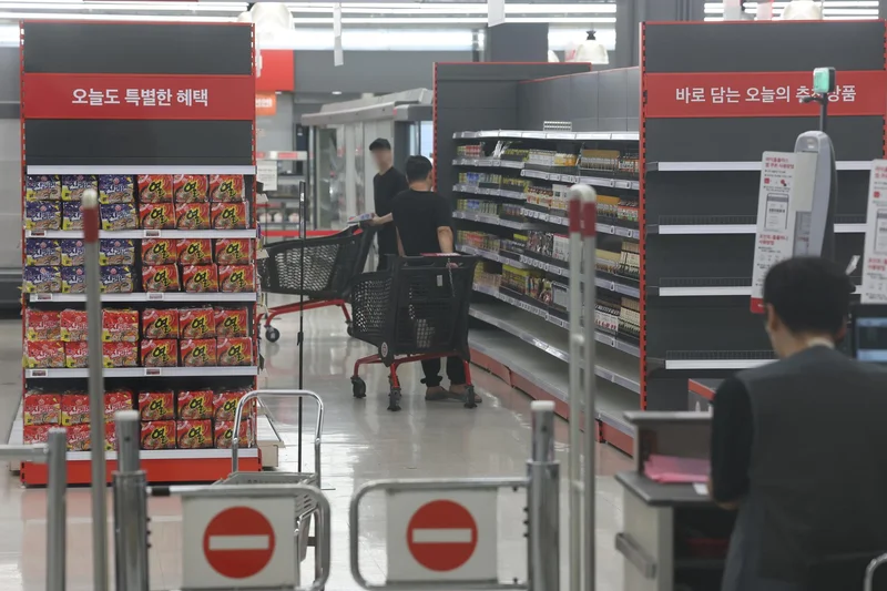 Homeplus back in business, faces 3-week survival test