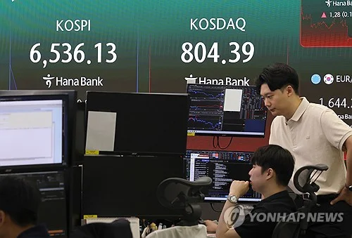 Seoul shares extend losses late Thurs. morning on tech slump