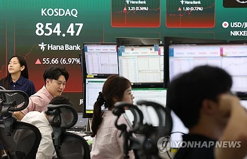 (2nd LD) Seoul shares end tad higher, snapping 2-day losing streak