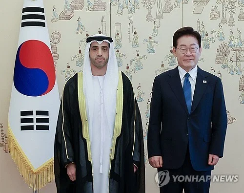 (LEAD) Lee receives letters of credence from new U.S. Amb. Steel, 3 other envoys
