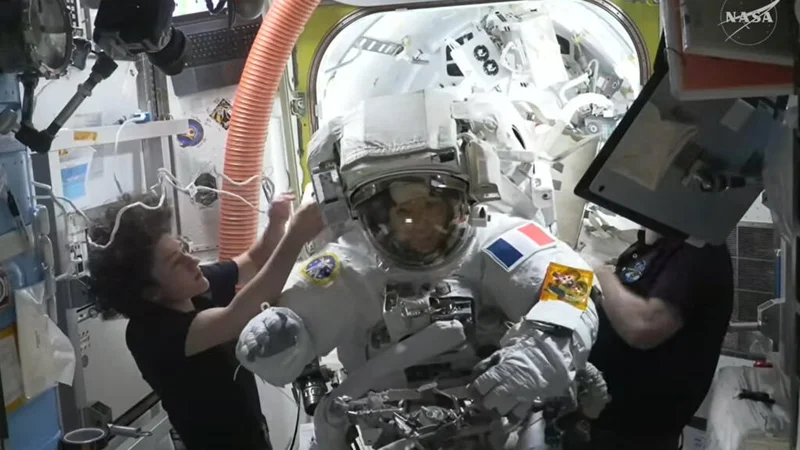 The week in pictures: a French woman in space, wildfires in Europe and the war in Ukraine