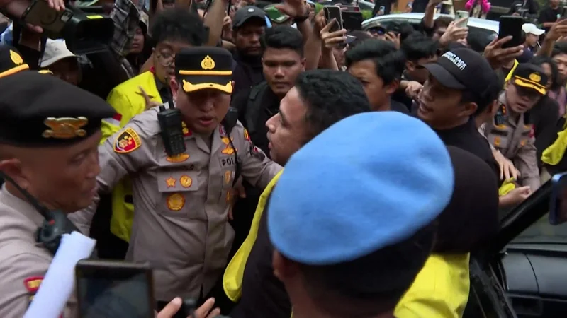 Police attack Indonesian student protesters, arresting at least 21