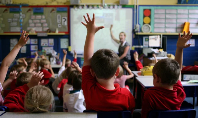 An bhfuil oideachas trí Ghaeilge i mbaol?