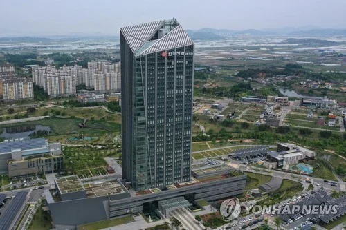 (LEAD) KEPCO Q2 net plunges 76.4 pct on lower power sales, higher fuel costs