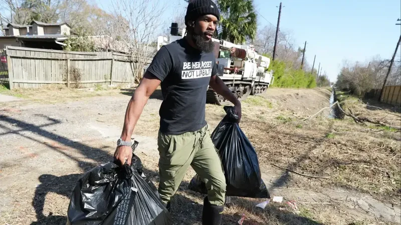 Houston man’s solo trash cleanups grow into 100-volunteer movement