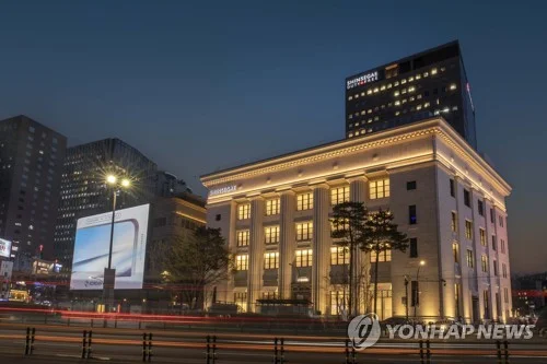 (LEAD) Shinsegae Q2 net soars on robust department store, duty-free sales