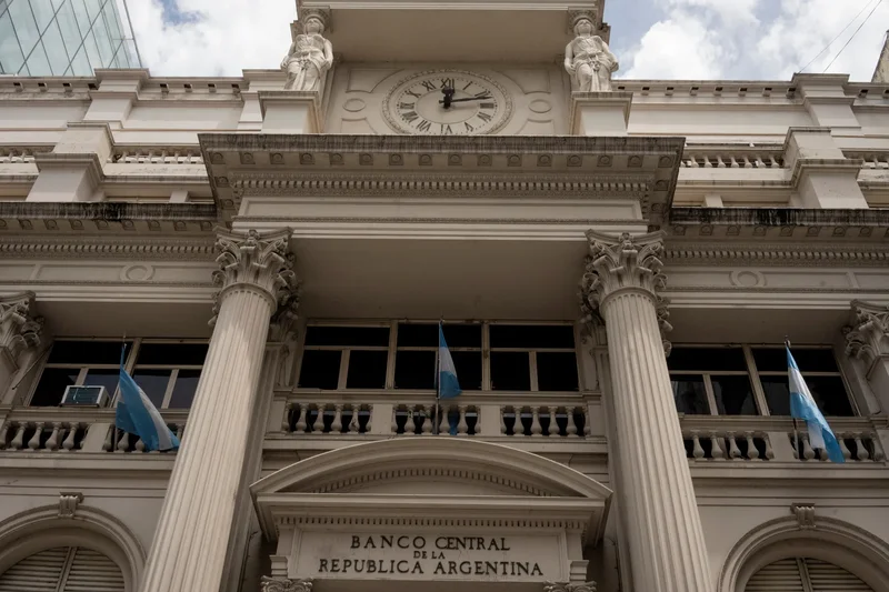 A Former Argentine Central Bank Chief Backs Milei’s Bank Reform