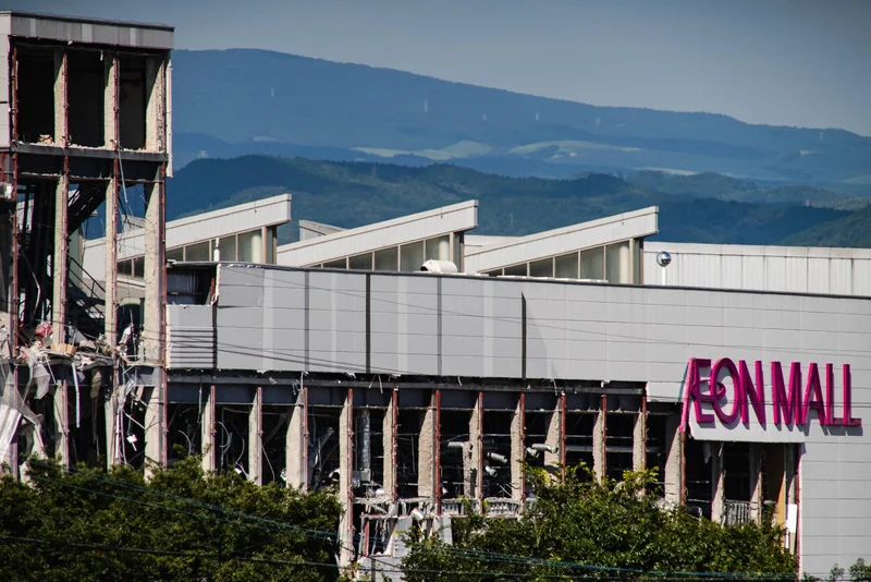 Aeon allowed workers to return to Kumamoto mall before blast