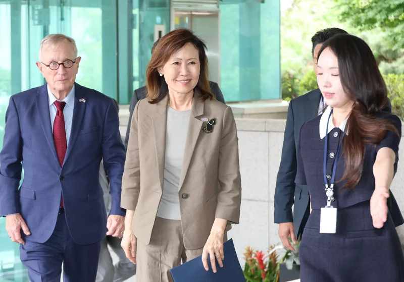 US envoy's husband brings political heft to Seoul