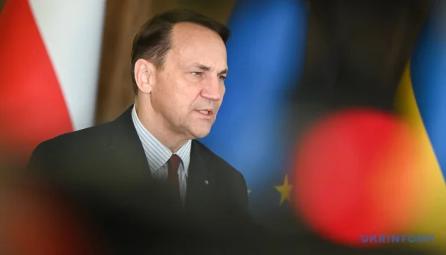 Kremlin uses disinformation to turn Poles against Ukrainians – Sikorski