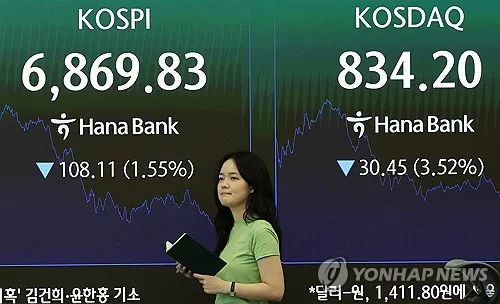 (2nd LD) Seoul shares end lower, snapping 5-day winning streak, on profit-taking