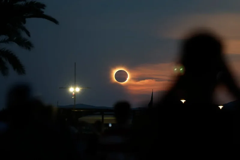 Solar eclipse plunges large swathe of Spain into total darkness