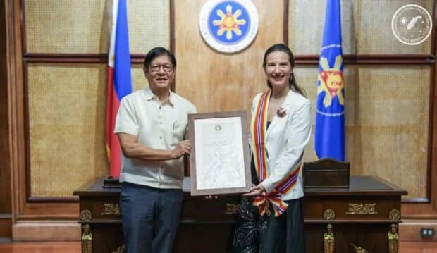 Marcos confers Order of Sikatuna on outgoing French envoy Fontanel
