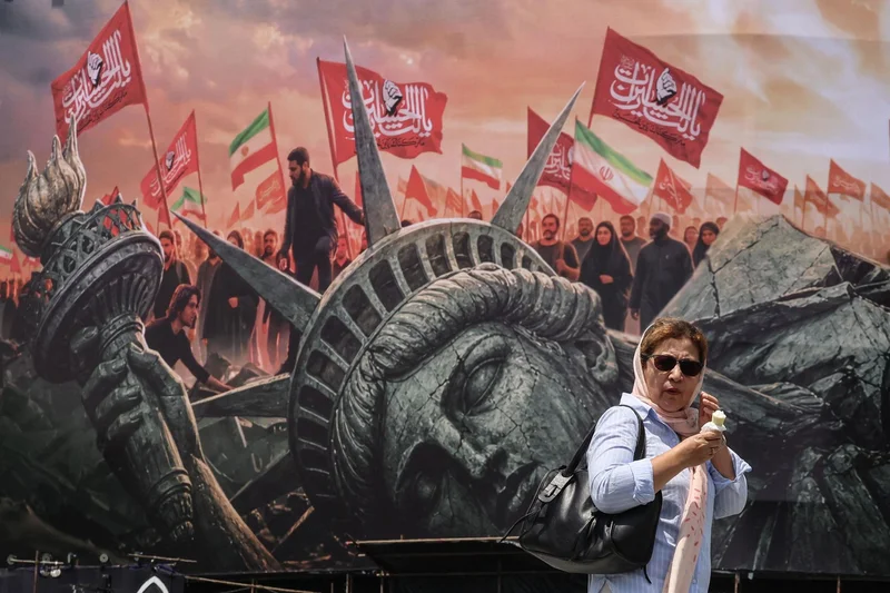 Iran threatens to hit Gulf states if US launches new strikes