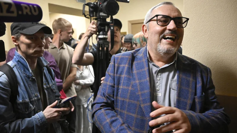 Kremlin critic leaves Moscow for Paris after ban from running for election