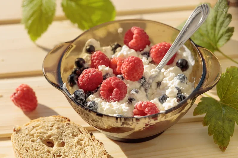 Does cottage cheese actually help you build muscle and lose fat? Here’s what a nutritionist says