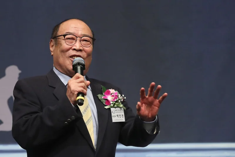 Only .400 hitter in Korean baseball history in critical condition