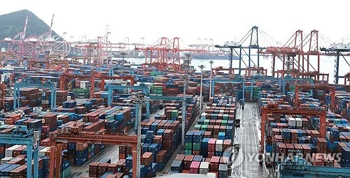 (LEAD) Exports up 56 pct in first 20 days of Aug. on robust chip shipments