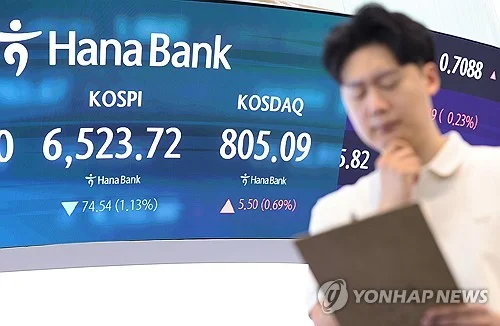 (LEAD) Seoul shares tumble over 4 pct on tech losses amid lingering AI concerns