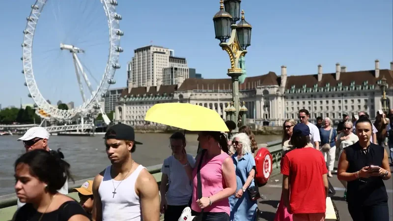 UK searches for homes with air conditioning jump 104% as heatwaves intensify