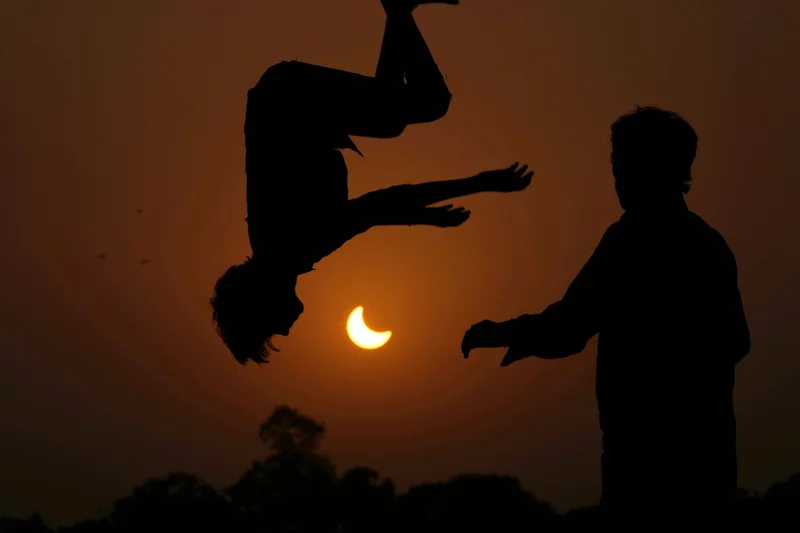 One Tech Tip: Using your smartphone to capture the August total solar eclipse over Europe